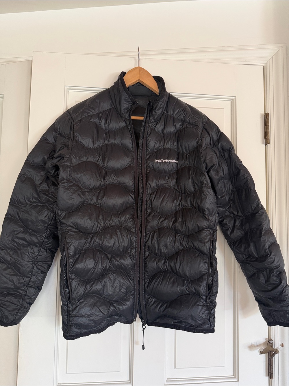 Peak Performance Helium Lightweight Jacket- Black - Picture 4 of 15